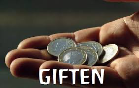 Hand met enkele muntstukken